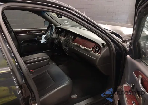 2007 Lincoln Town Car Signature из США, поврежденный, VIN 1LNHM81W17Y636586